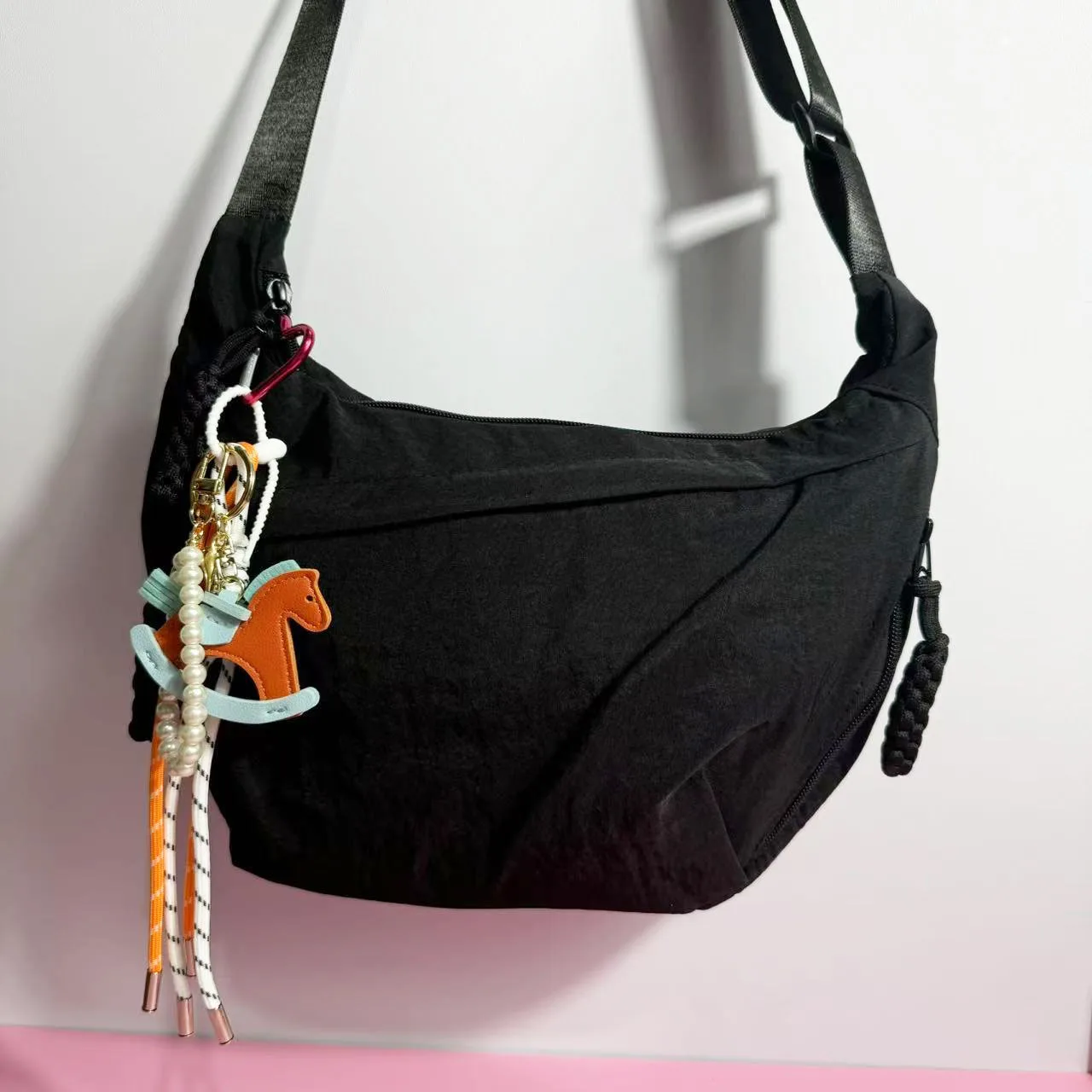 Nylon Fabric Shoulder Bag With Charms New High Capacity Women's Crossbody Messenger Bag Leisure Versatile Shoulder Hobos Bag
Nylon Fabric Shoulder Bag With Charms New High Capacity Women's Crossbody Messenger Bag Leisure Versatile Shoulder Hobos Bag