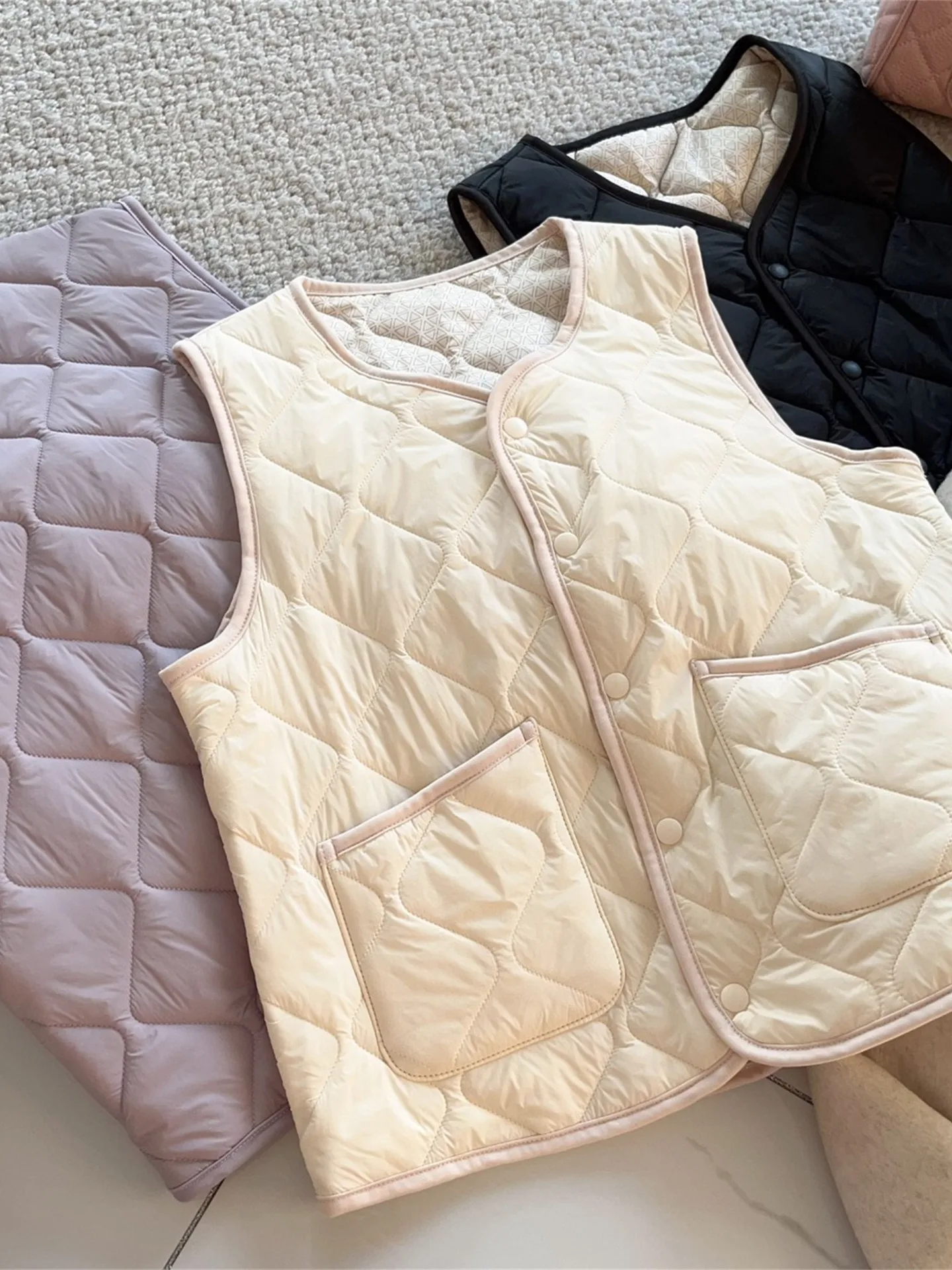 Lightweight Korean Sle Women's Vest Inner Wear Slimming Autumn Winter Base Layer Fufu Trendy Cardigan V-Ne Single Button
Lightweight Korean Sle Women's Vest Inner Wear Slimming Autumn Winter Base Layer Fufu Trendy Cardigan V-Ne Single Button