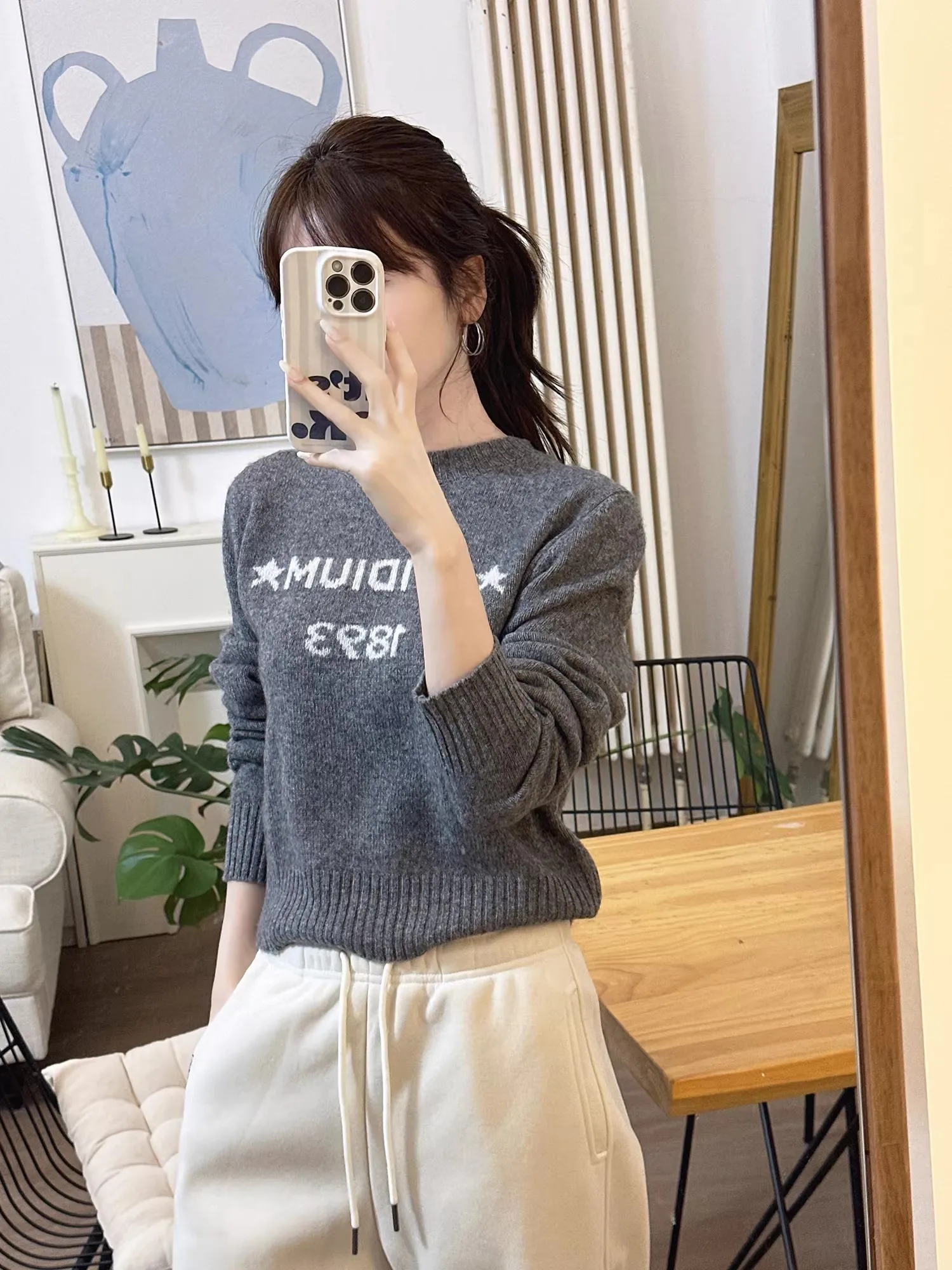 Красный шерстяной свитер Luy: мягкий, приятный к телу, универсальный, зимний, модный, европейский стиль, с длинными рукавами, с буквенным принтом, женская вязаная одежда
Красный шерстяной свитер Luy: мягкий, приятный к телу, универсальный, зимний, модный, европейский стиль, с длинными рукавами, с буквенным принтом, женская вязаная одежда