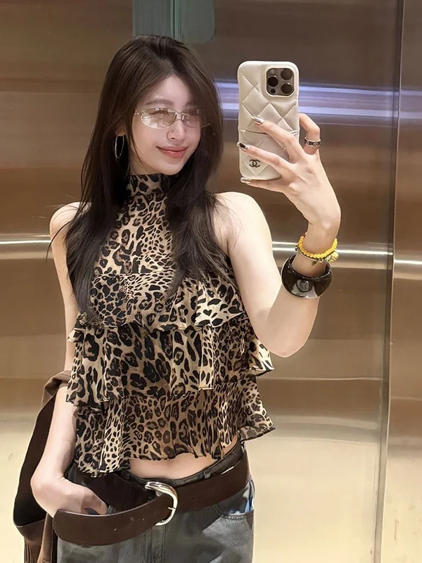 Chic Leopard Print Halter Neck Short Sleeveless Women's Top Korean Style Loose Fit Summer Fashion Sensation Shantou Brand
Chic Leopard Print Halter Neck Short Sleeveless Women's Top Korean Style Loose Fit Summer Fashion Sensation Shantou Brand