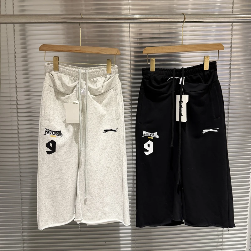 High Quality Real Photo Protocol Index Seven-inch Pants Embroidery Logo Print Pull Rope Cotton Casual Sweatpants
High Quality Real Photo Protocol Index Seven-inch Pants Embroidery Logo Print Pull Rope Cotton Casual Sweatpants