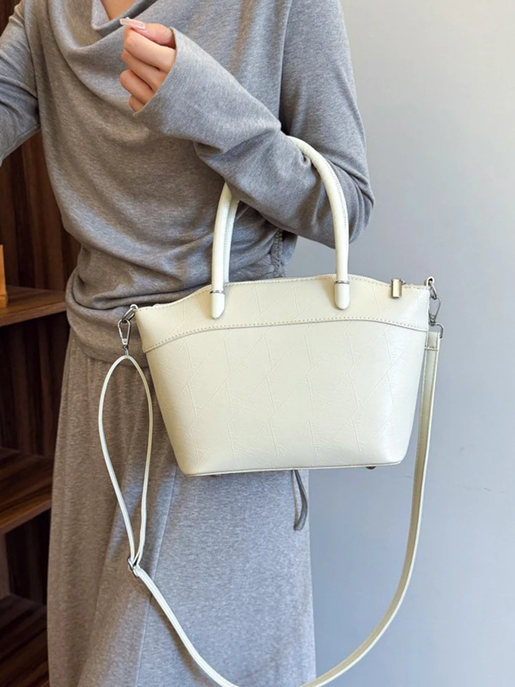 Women's High-quality PU Handbag 2025 New Temperament Commuting Large Capacity Crossbody Bag Fashion Zipper Simple Tote Bag
Women's High-quality PU Handbag 2025 New Temperament Commuting Large Capacity Crossbody Bag Fashion Zipper Simple Tote Bag