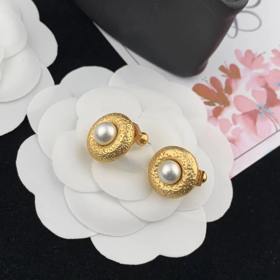 Fashion New Vintage Copper Gold Plated Pearl inlay Women's Stud Earrings Jewelry
Fashion New Vintage Copper Gold Plated Pearl inlay Women's Stud Earrings Jewelry