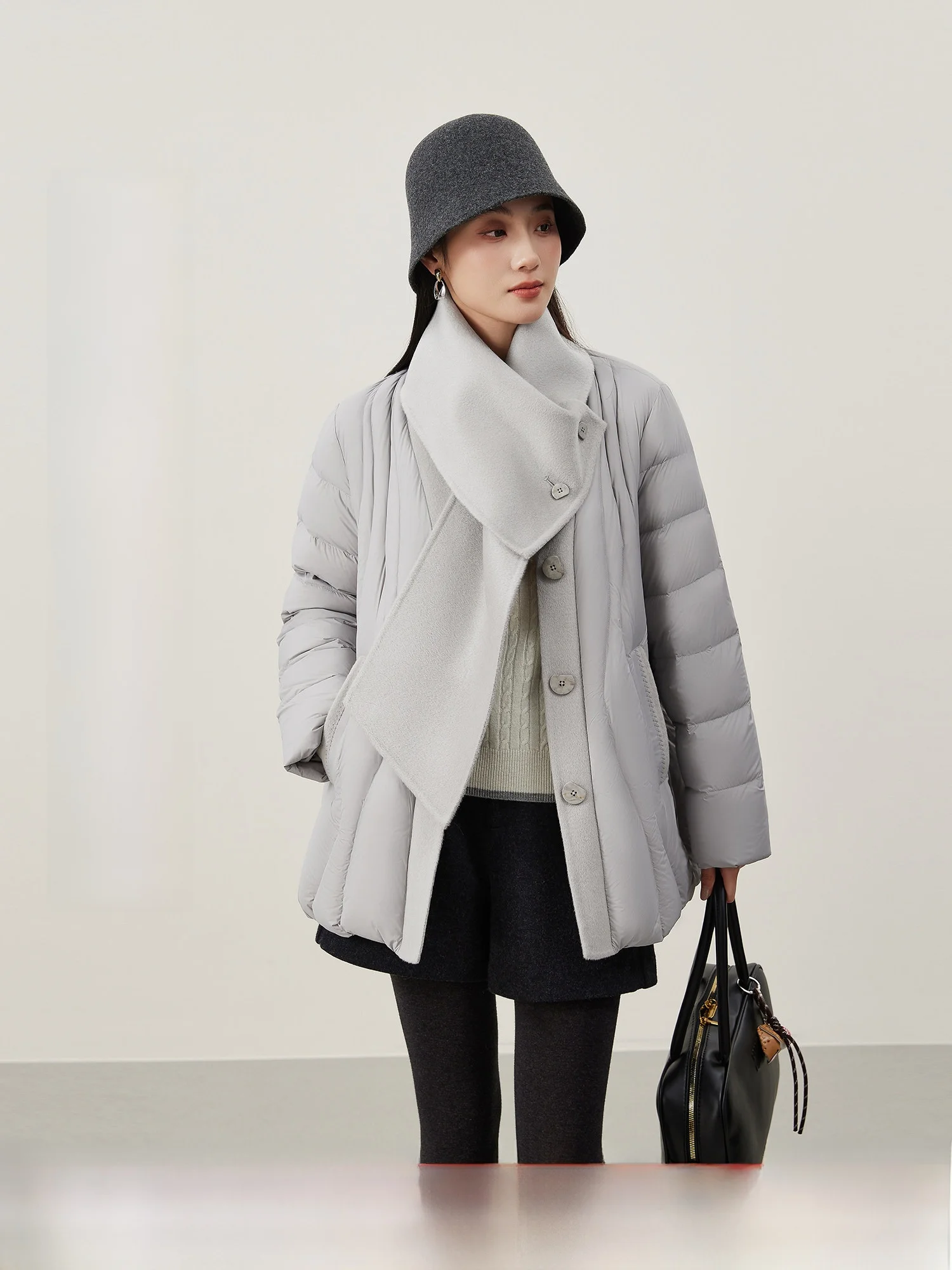 Женская зимняя куртка-пуховик MIJOR Sli Regular Fit Lo... свободного кроя с 90% белым утиным пухом и съемным шерстяным шарфом
Женская зимняя куртка-пуховик MIJOR Sli Regular Fit Lo... свободного кроя с 90% белым утиным пухом и съемным шерстяным шарфом