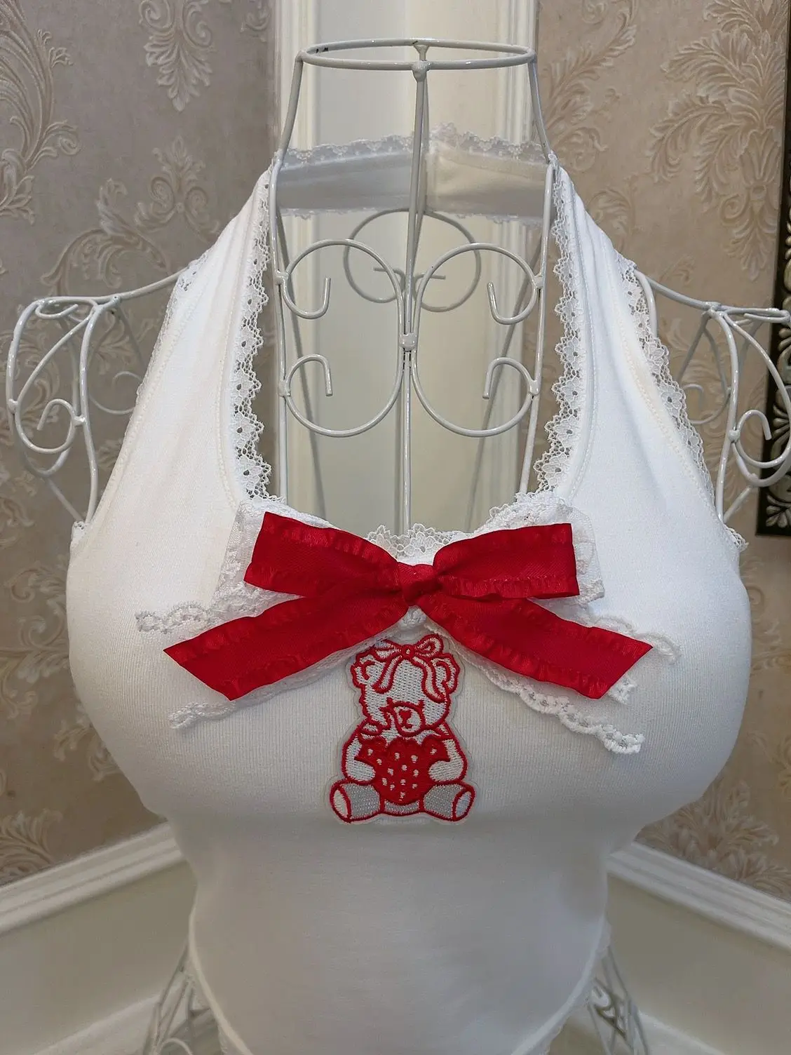 Sweet Girls Strawberry Embroidery Bow Camisole Hot Chick High Waist Bare Midriff Slimming Basic Top Elegant Chest Pad Tanks Top
Sweet Girls Strawberry Embroidery Bow Camisole Hot Chick High Waist Bare Midriff Slimming Basic Top Elegant Chest Pad Tanks Top