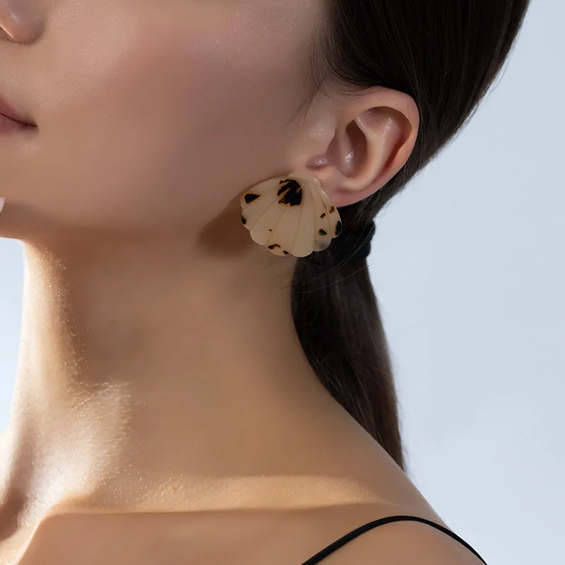 DIY accessories Vintage acrylic light luxury leopard print earrings female, niche personality shell seaside vacation atmosphere
DIY accessories Vintage acrylic light luxury leopard print earrings female, niche personality shell seaside vacation atmosphere