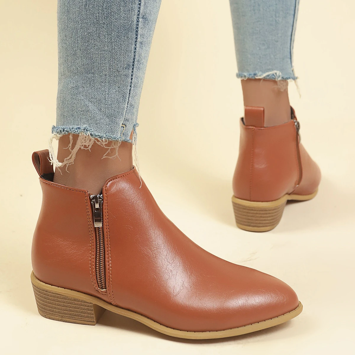 Women's boots Fashion pointed ankle boots Square heel wear-resistant side zipper large size women's boots brown beige
Women's boots Fashion pointed ankle boots Square heel wear-resistant side zipper large size women's boots brown beige