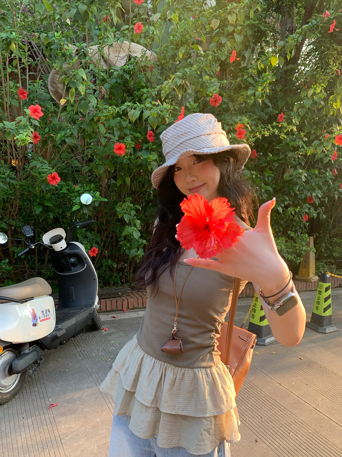 Летний новый дизайн: приталенный жилет с кружевной отделкой для женщин, для ношения как под одеждой, так и поверх, из смесового хлопка и полиэстера, для повседневной носки.
Летний новый дизайн: приталенный жилет с кружевной отделкой для женщин, для ношения как под одеждой, так и поверх, из смесового хлопка и полиэстера, для повседневной носки.