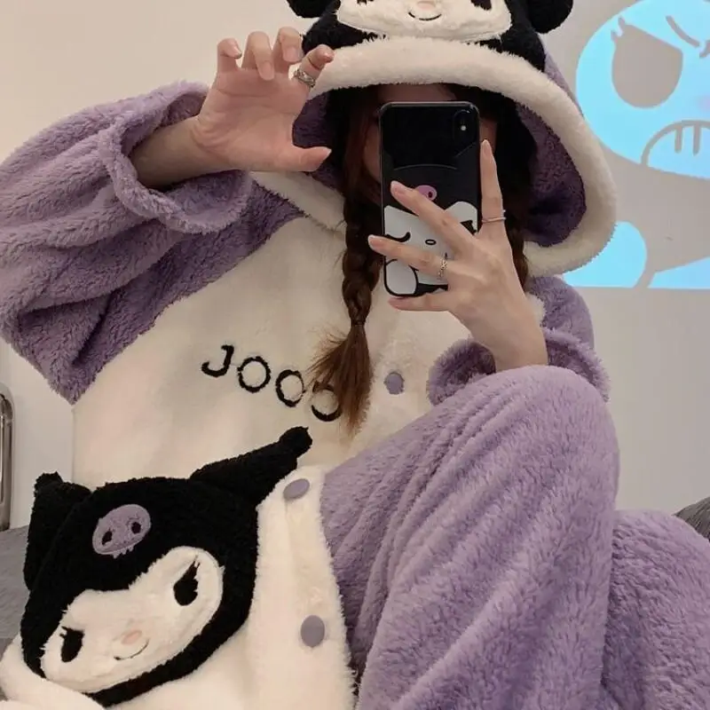 Комплект пижамы Sanrio Kuromi из кораллового флиса, утолщенный, женский, для дома, новая коллекция весна-осень-зима, удобная одежда для отдыха и сна
Комплект пижамы Sanrio Kuromi из кораллового флиса, утолщенный, женский, для дома, новая коллекция весна-осень-зима, удобная одежда для отдыха и сна