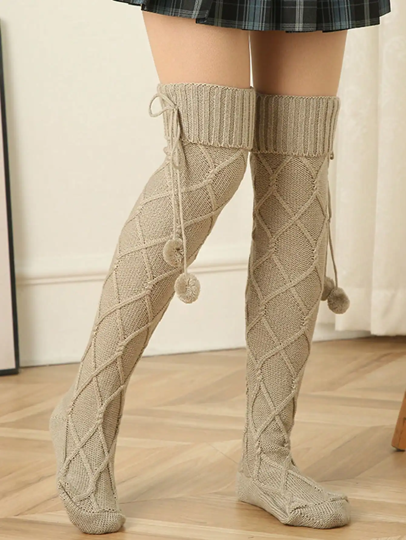 Милые вязаные гольфы выше колена с помпонами, теплые зимние чулки до бедра для женщин
Милые вязаные гольфы выше колена с помпонами, теплые зимние чулки до бедра для женщин