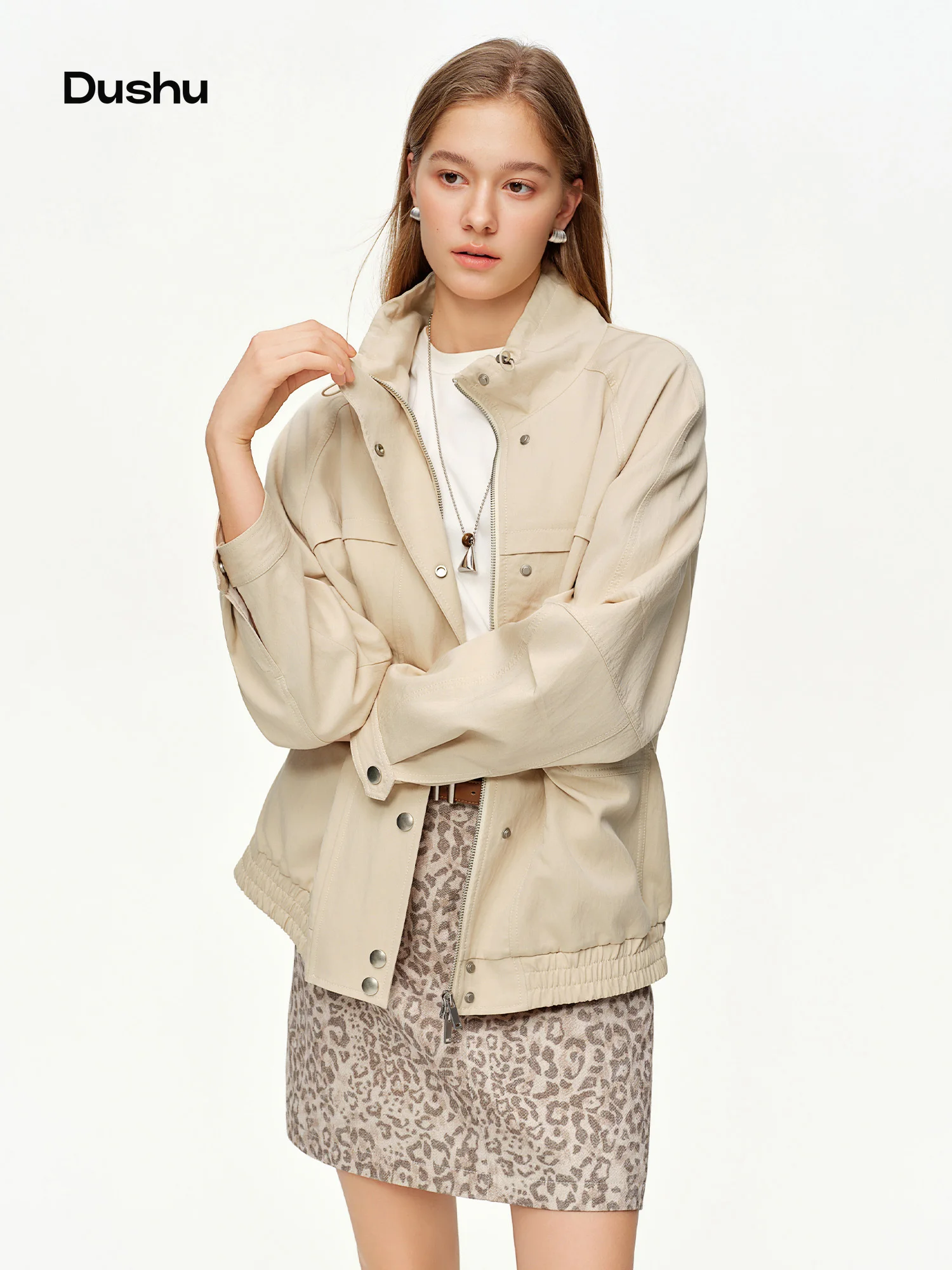 DUSHU Women's American Style Drawstring Standing Collar Casual Windbreaker Spring 2026 New Arrival Minimalist Sleek Cool Jackets
DUSHU Women's American Style Drawstring Standing Collar Casual Windbreaker Spring 2026 New Arrival Minimalist Sleek Cool Jackets