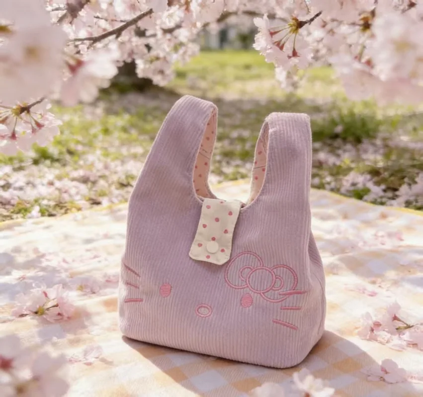 Sanrio Summer Bag New Purple Corduroy Kitty Embroidered Handbag Portable Bag Cute and Versatile High Beauty Bag
Sanrio Summer Bag New Purple Corduroy Kitty Embroidered Handbag Portable Bag Cute and Versatile High Beauty Bag