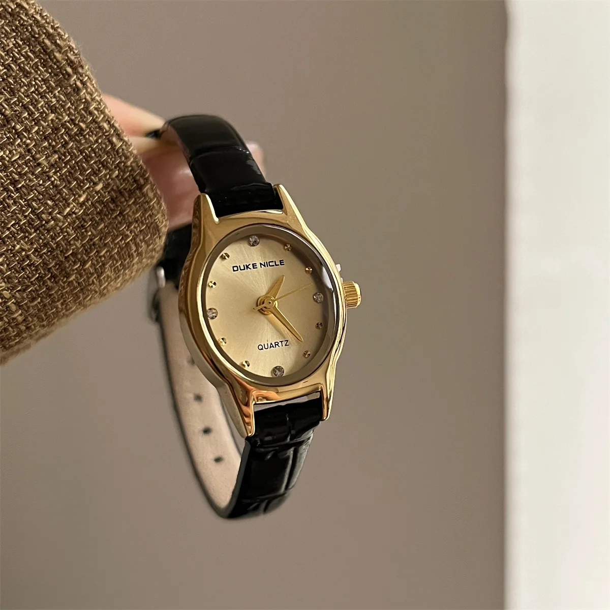 Luxury Thin Leather Watch for Woman New Gold Plated Oval Dial Women's Watches Female Quartz Wristwatches Relogios Feminino
Luxury Thin Leather Watch for Woman New Gold Plated Oval Dial Women's Watches Female Quartz Wristwatches Relogios Feminino
