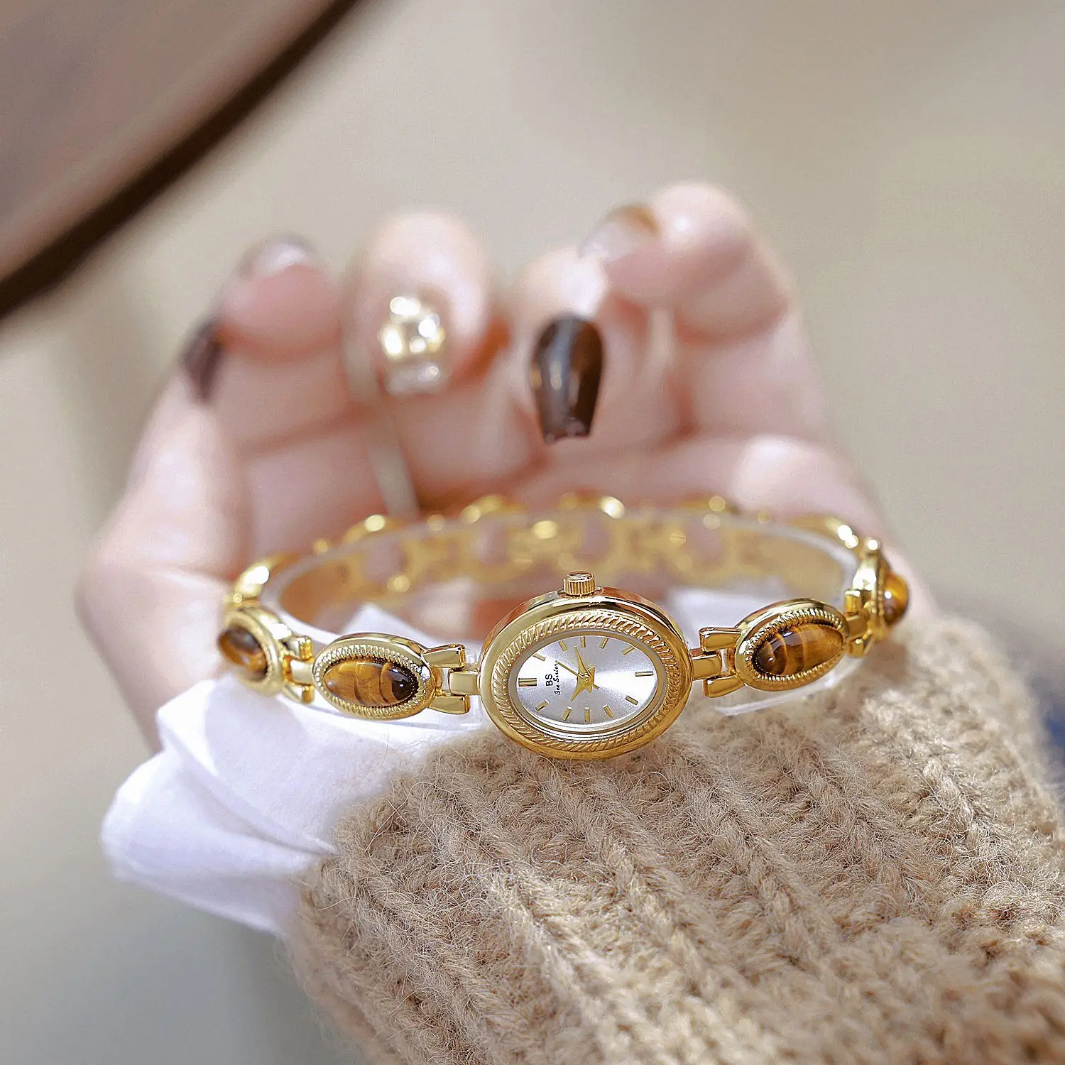 Light Luxury Brand Women Watch Premium Retro Gold Tiger Eye Stone Chain Waterproof Ladies Fashion Quartz Weistwatches
Light Luxury Brand Women Watch Premium Retro Gold Tiger Eye Stone Chain Waterproof Ladies Fashion Quartz Weistwatches