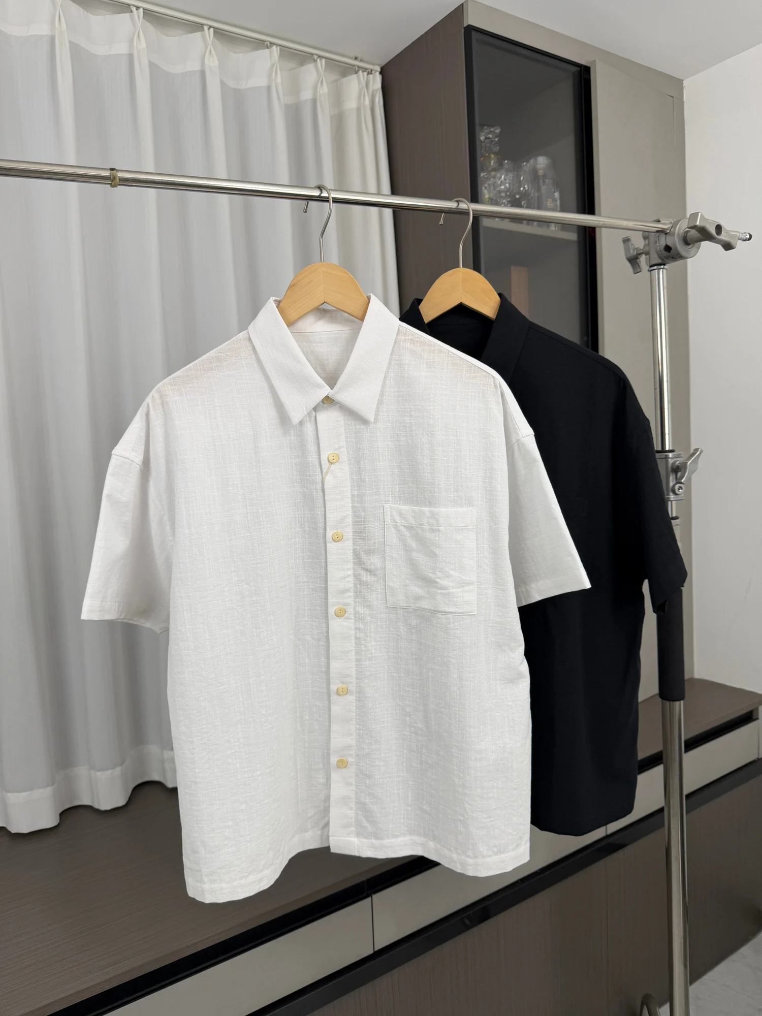 Men's Summer Casual Shirt Moisture Wicking Breathable Short Sleeve Spread Collar Comfortable Urban Fashion Standard Fit
Men's Summer Casual Shirt Moisture Wicking Breathable Short Sleeve Spread Collar Comfortable Urban Fashion Standard Fit