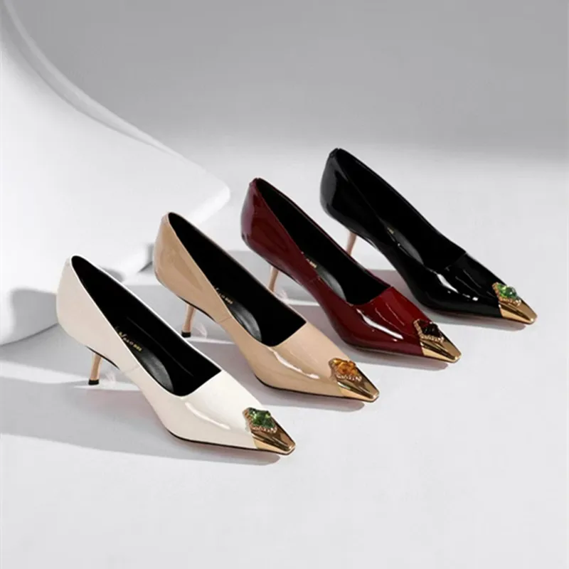 2025 пикантные женские одиночные туфли из натуральной кожи с гальваническим покрытием и маленькой квадратной головкой и пряжкой на высоком каблуке с неглубоким горлышком
2025 пикантные женские одиночные туфли из натуральной кожи с гальваническим покрытием и маленькой квадратной головкой и пряжкой на высоком каблуке с неглубоким горлышком