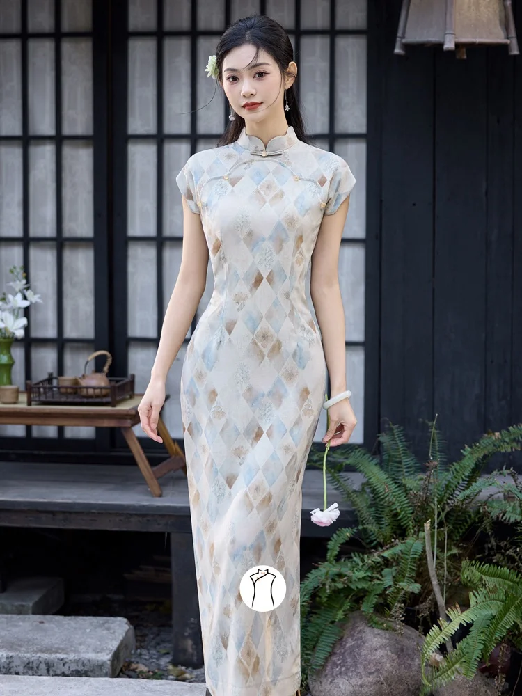 Элегантное длинное платье макси с цветочным узором, стройнящее, привлекательное, визуально удлиняющее силуэт, белое, для повседневной носки, с коротким рукавом.
Элегантное длинное платье макси с цветочным узором, стройнящее, привлекательное, визуально удлиняющее силуэт, белое, для повседневной носки, с коротким рукавом.