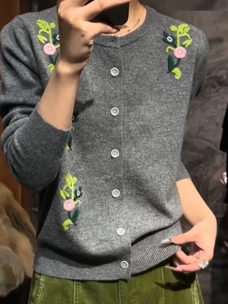 Korean Sle Large Size Knitted Cardigan Embroidered Flowers Versatile Agel Top Premium Feeling New Autumn 2025
Korean Sle Large Size Knitted Cardigan Embroidered Flowers Versatile Agel Top Premium Feeling New Autumn 2025