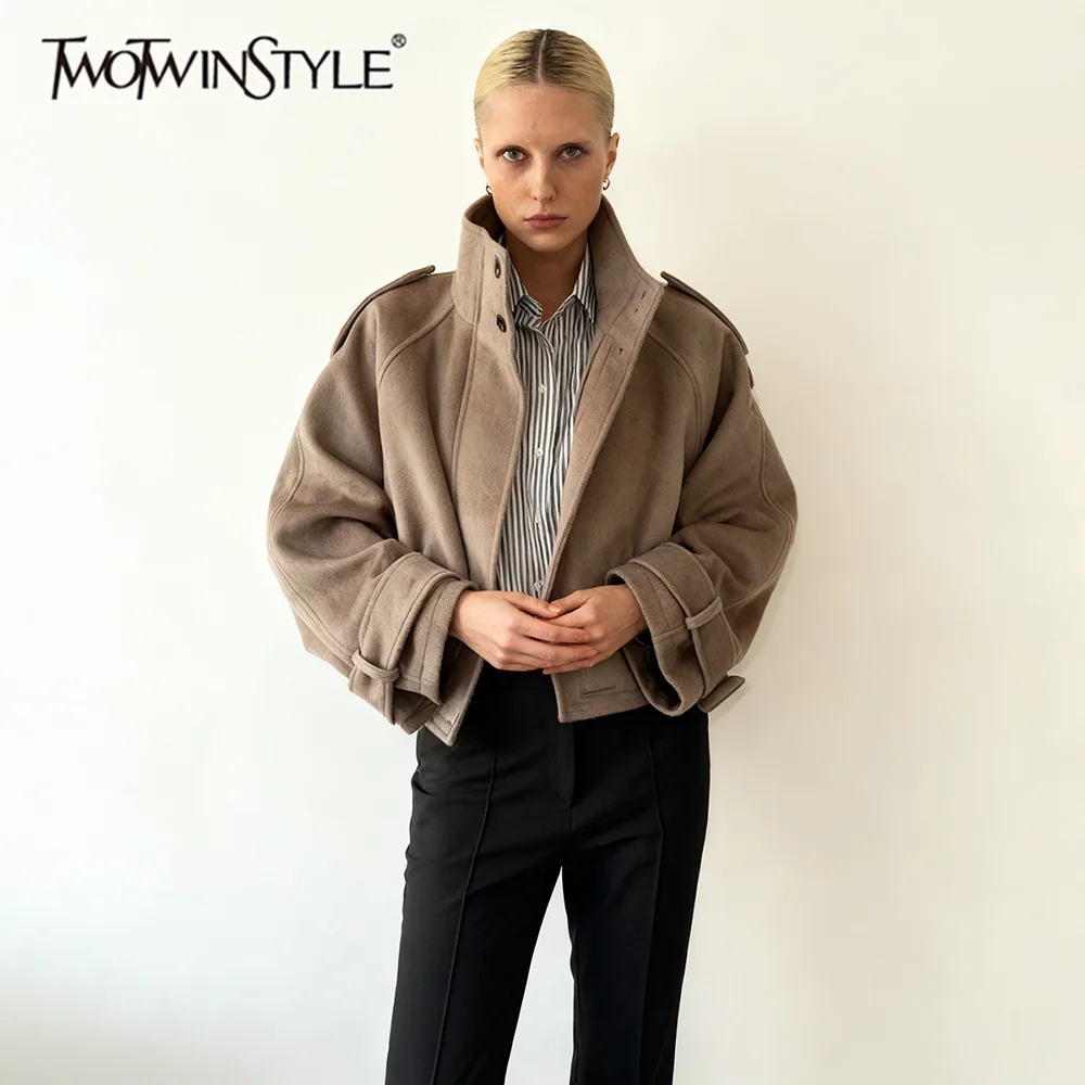 TWOTWINSTYLE однотонные свободные базовые короткие пальто на пуговицах для женщин, темпераментное пальто с высоким воротом и длинными рукавами, женская одежда, новинка
TWOTWINSTYLE однотонные свободные базовые короткие пальто на пуговицах для женщин, темпераментное пальто с высоким воротом и длинными рукавами, женская одежда, новинка