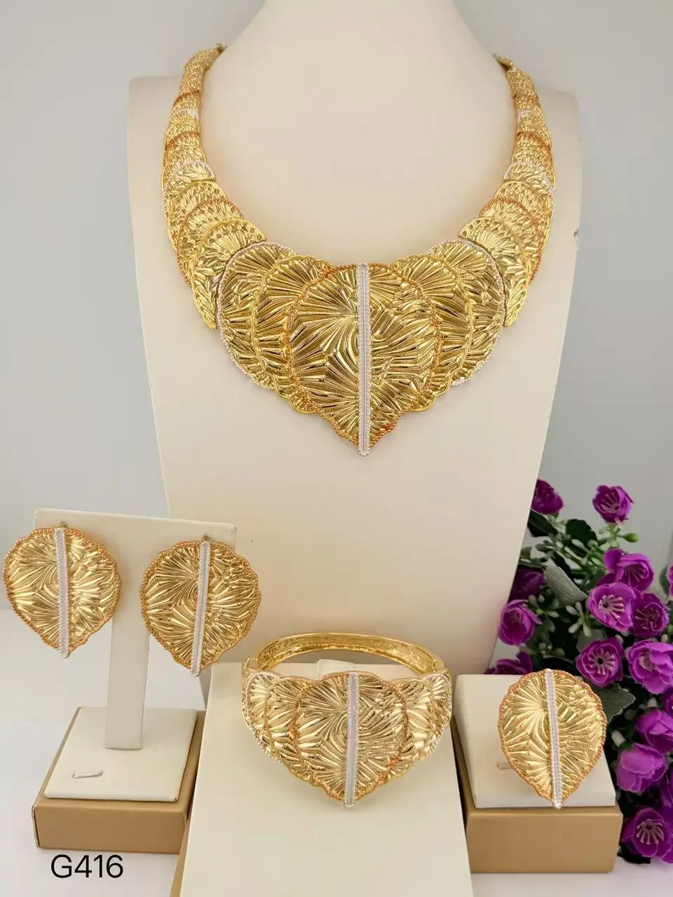 The Latest Luxury Geometric Italian Jewelry Set Textured Trendy Collar Brazalete Aretes Anillo 4PC Jewels Set for New Year Gift
The Latest Luxury Geometric Italian Jewelry Set Textured Trendy Collar Brazalete Aretes Anillo 4PC Jewels Set for New Year Gift