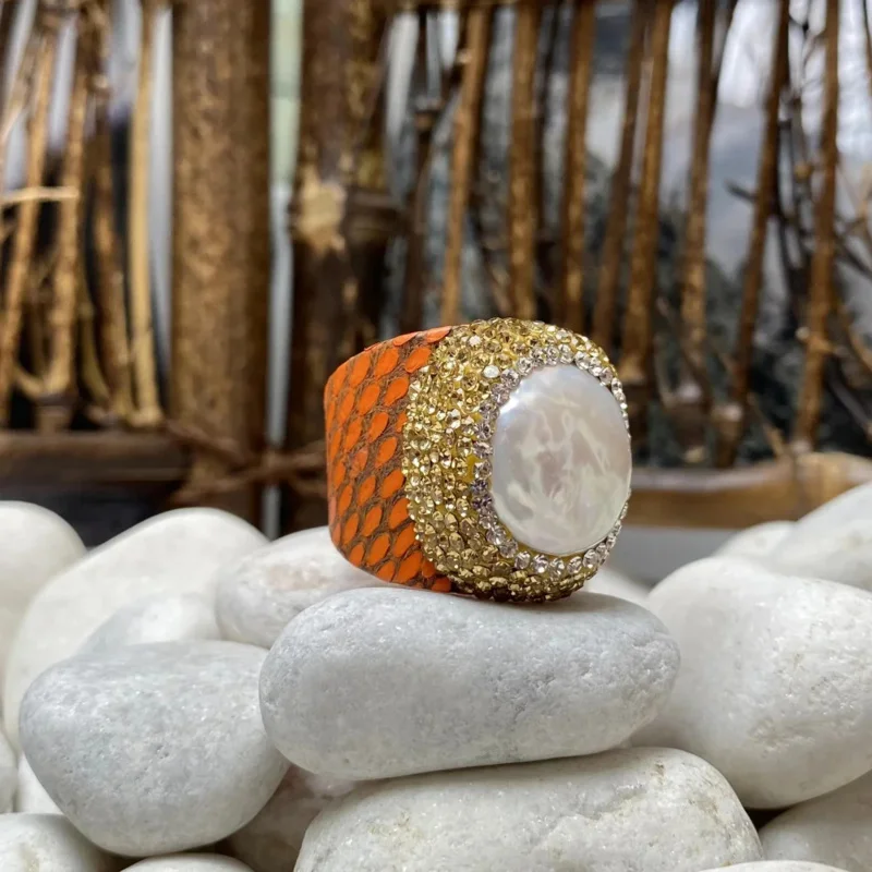 Handmade genuine leather natural pearl women's ring inlaid with rhinestones, simple and trendy jewelry for ladies, free shipping
Handmade genuine leather natural pearl women's ring inlaid with rhinestones, simple and trendy jewelry for ladies, free shipping