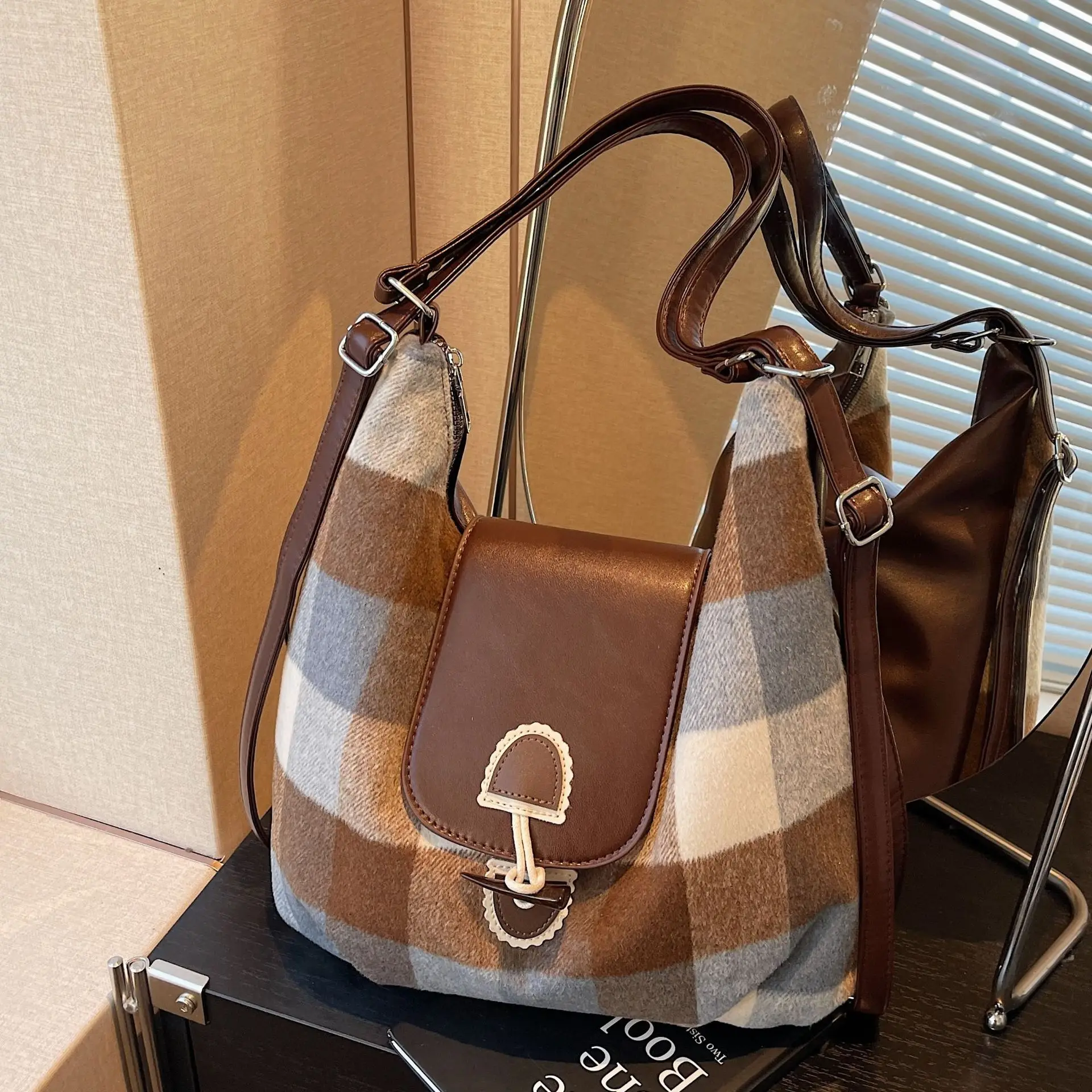 Retro Lattice Large Capacity Underarm Bag Women 2025 New Fashion Casual Multifunctional Shoulder Bag Commuter Versatile Tote Bag
Retro Lattice Large Capacity Underarm Bag Women 2025 New Fashion Casual Multifunctional Shoulder Bag Commuter Versatile Tote Bag