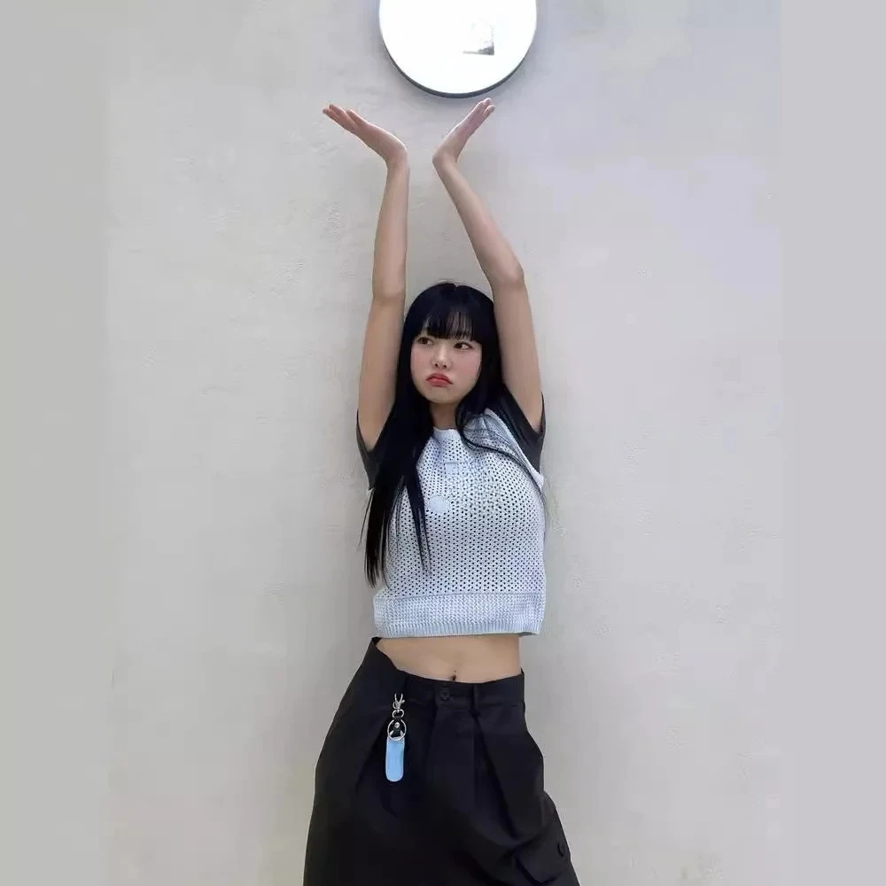 Korean Fashion 2025 Summer New Casual Top with Hollow Mesh Sleeveless Round Neck and Knitted Waist Female Clothing
Korean Fashion 2025 Summer New Casual Top with Hollow Mesh Sleeveless Round Neck and Knitted Waist Female Clothing
