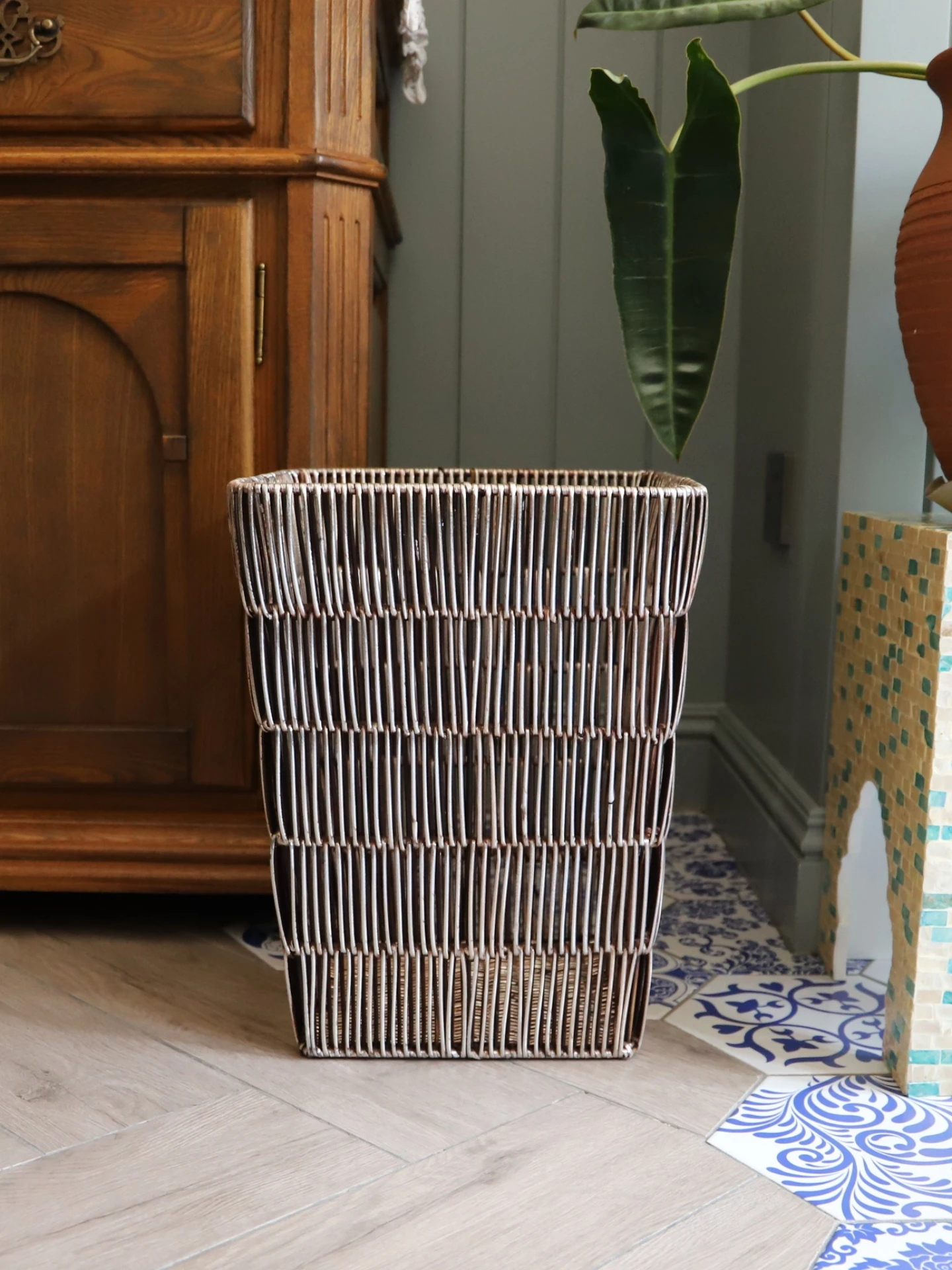 Modern mat American Sle Luxury Plastic Tra Can round Square Industrial Design Home Use Dusin Waste Paper Basket
Modern mat American Sle Luxury Plastic Tra Can round Square Industrial Design Home Use Dusin Waste Paper Basket