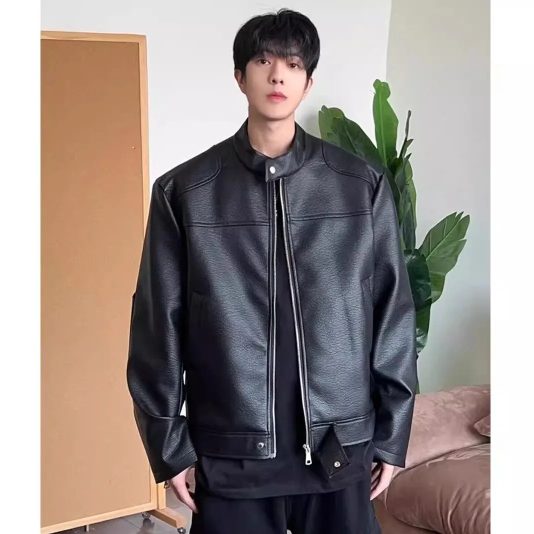 Retro American ort Loose Stand Collar Motorcycle PU Leather Jaet Men's Casual Design Sensation Haome Fake Leather Coat
Retro American ort Loose Stand Collar Motorcycle PU Leather Jaet Men's Casual Design Sensation Haome Fake Leather Coat