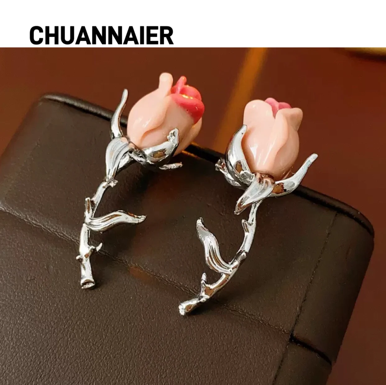 A rose flower hot-selling earring, fresh and sweet, delicate and fashionable, suitable for all occasions, elegant and high-end
A rose flower hot-selling earring, fresh and sweet, delicate and fashionable, suitable for all occasions, elegant and high-end