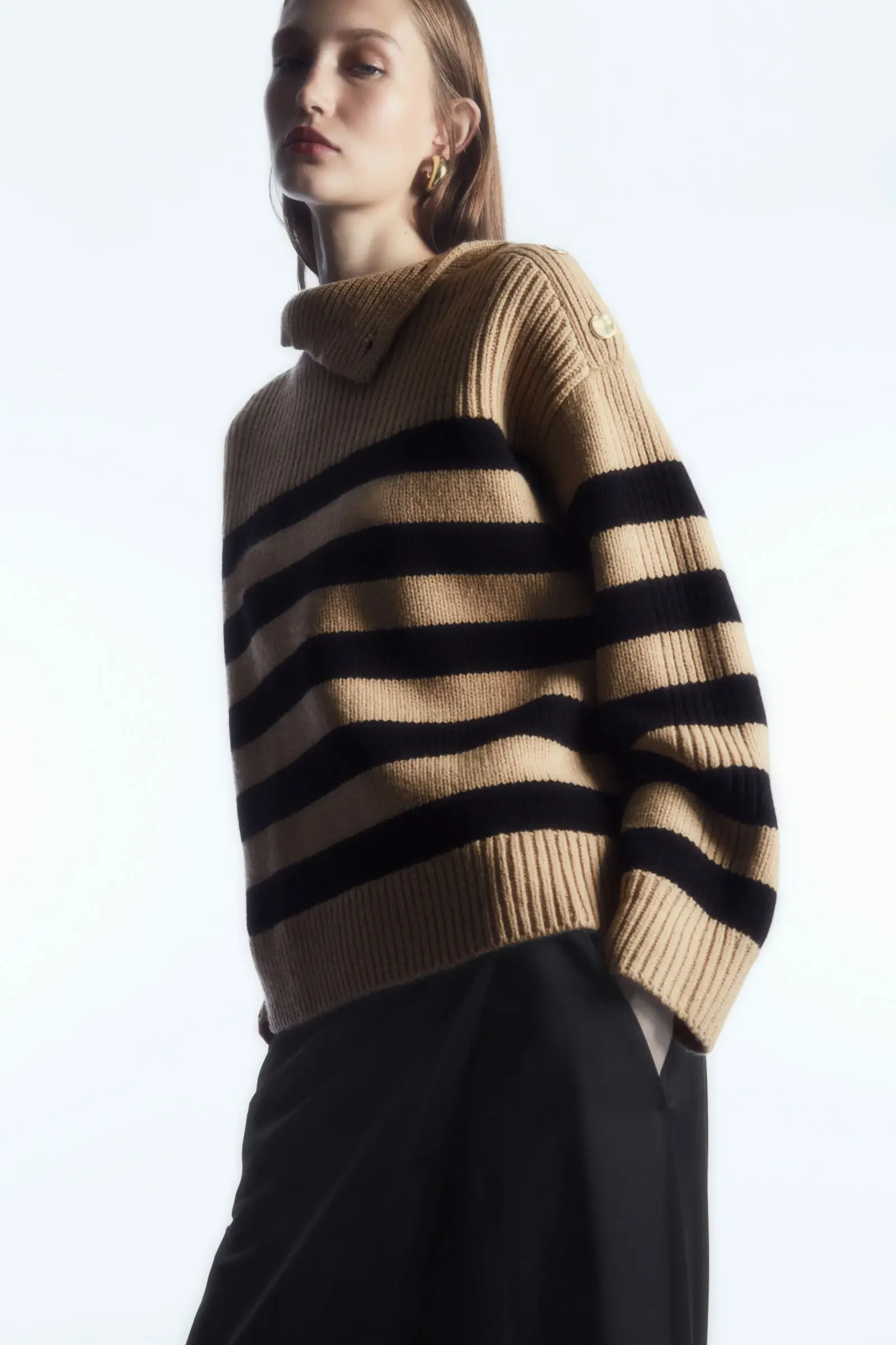 XIMIAN APPAREL 2026 YAZHIMEI winter new style of Women's casual Standard one-shoulder button-striped casual sweater for women
XIMIAN APPAREL 2026 YAZHIMEI winter new style of Women's casual Standard one-shoulder button-striped casual sweater for women