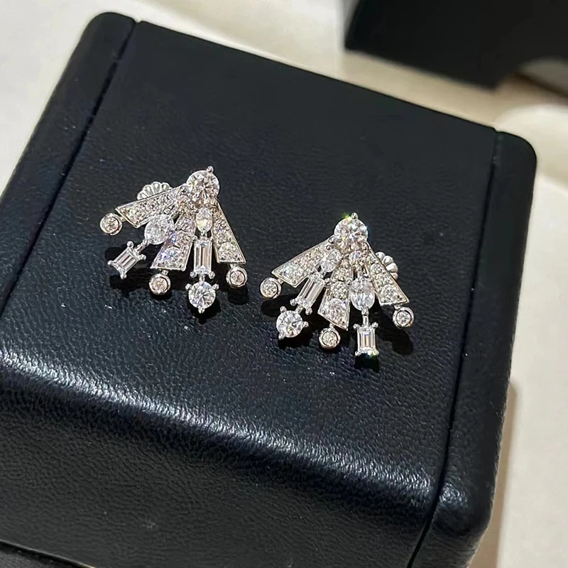 New 2023 Trend Classic High Quliaty Famous Brand Luxury Jewelry Earrings For Women Zircons Pure 925 Sliver Triangle Geometry
New 2023 Trend Classic High Quliaty Famous Brand Luxury Jewelry Earrings For Women Zircons Pure 925 Sliver Triangle Geometry