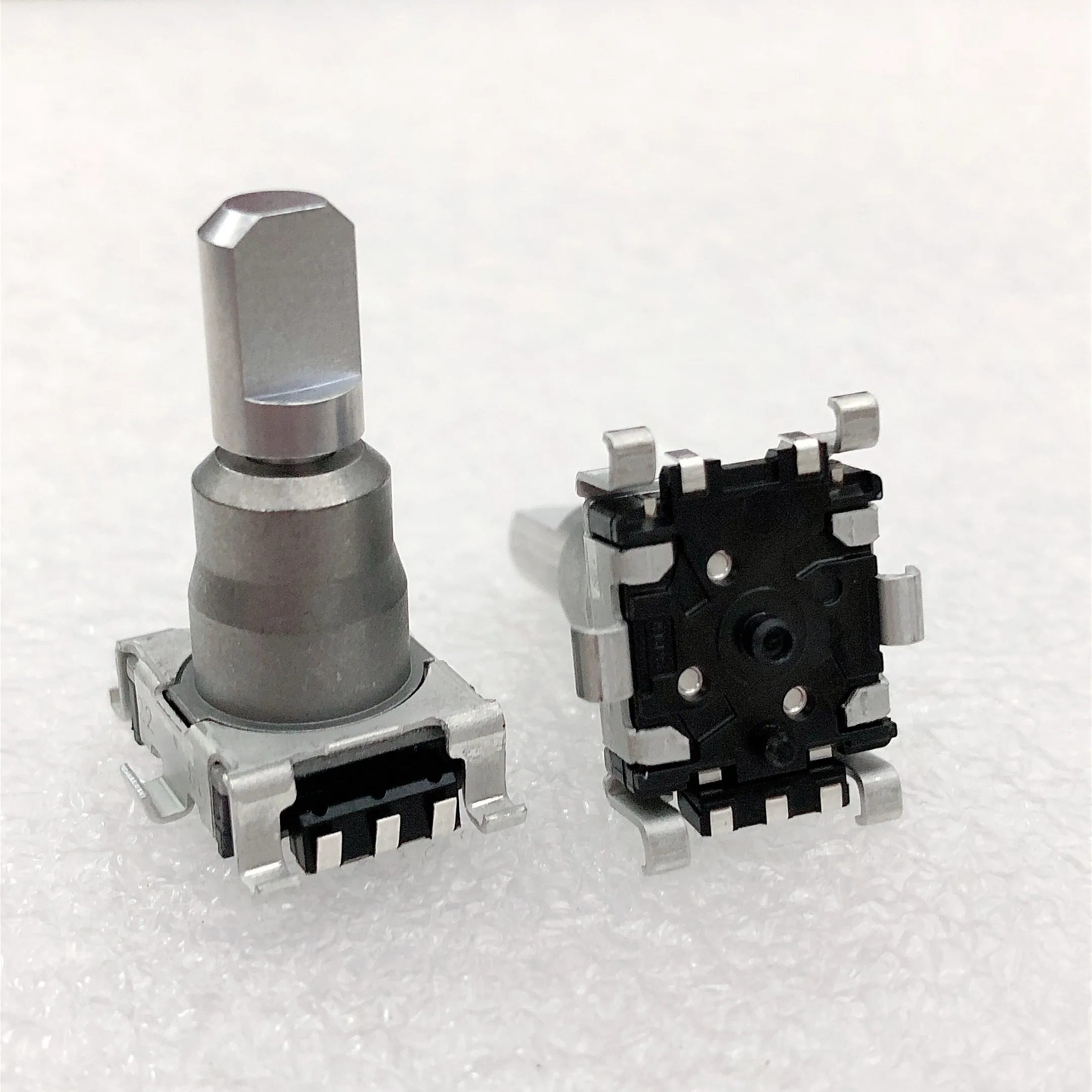 20 шт. Япония, 5-контактная поворотная ручка на 360 градусов, энкодер EC11J1524413, 18 позиций, 9 импульсов, 30 положений, 15 импульсных валов, 20 мм с ключевым переключателем
20 шт. Япония, 5-контактная поворотная ручка на 360 градусов, энкодер EC11J1524413, 18 позиций, 9 импульсов, 30 положений, 15 импульсных валов, 20 мм с ключевым переключателем