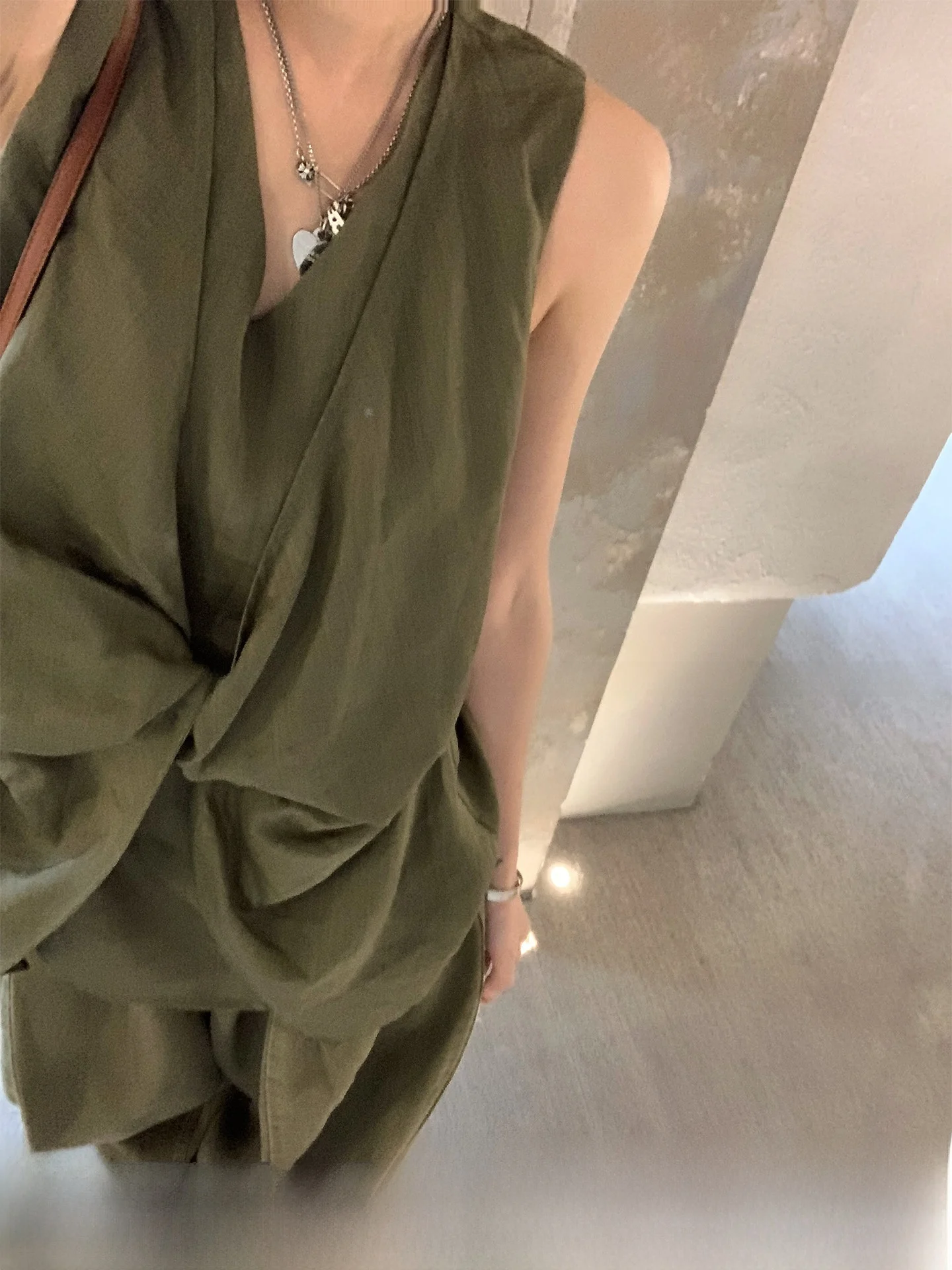 Elegant GV Big Brother Spring Summer New Style Women's Sleeveless Top with Fake Two-Piece And 3D Knot V-Neck Loose Fit Casual...
Elegant GV Big Brother Spring Summer New Style Women's Sleeveless Top with Fake Two-Piece And 3D Knot V-Neck Loose Fit Casual...