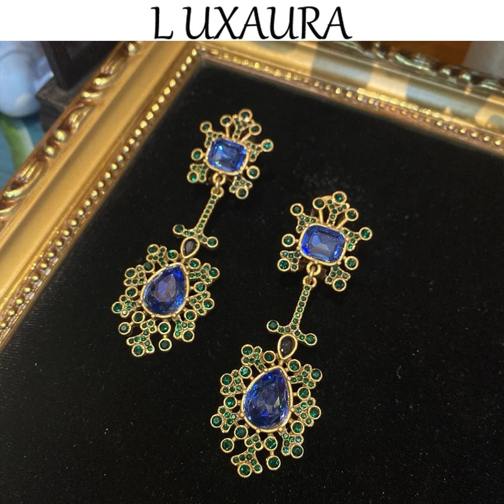 Vintage fashion classic geometric style paired with Bohemian women's accessory stud earrings
Vintage fashion classic geometric style paired with Bohemian women's accessory stud earrings