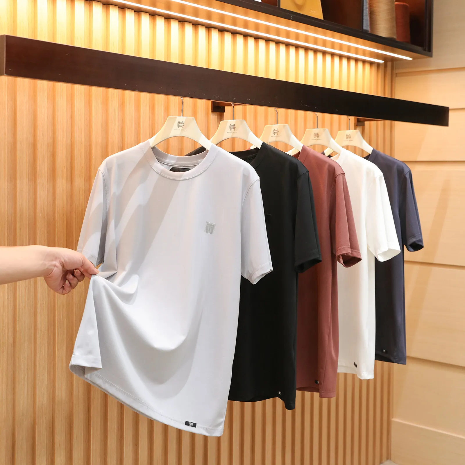 2026 Summer New Men's Solid Color Minimalist Style Mulberry Silk Blended Cool Short Sleeve T-Shirt
2026 Summer New Men's Solid Color Minimalist Style Mulberry Silk Blended Cool Short Sleeve T-Shirt