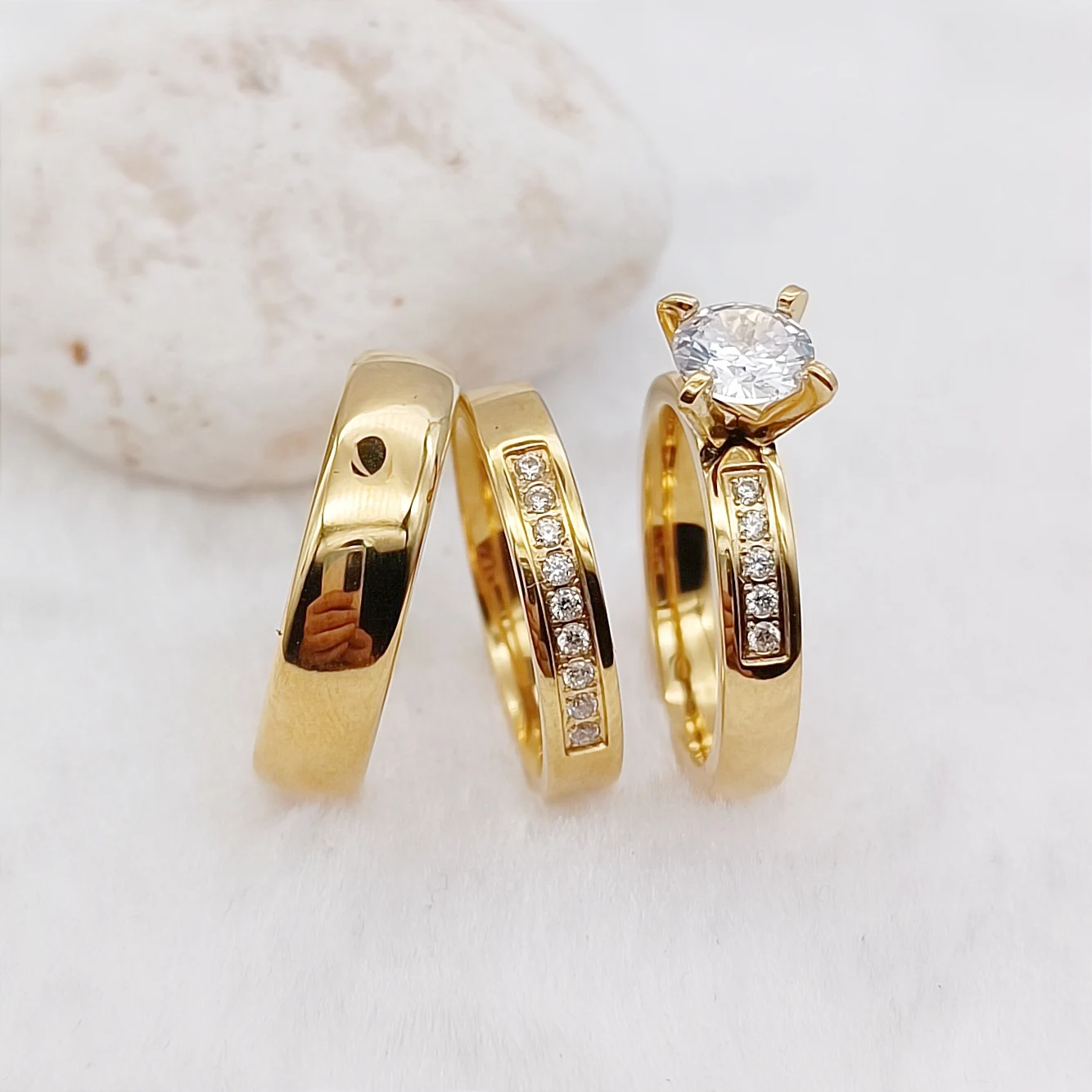 Оптовая продажа Love Bands 3 шт. Свадебные комплекты cz Diamond 4 мм Свадебные обручальные кольца для мужчин и женщин 18-каратное позолоченное ювелирное изделие для женщин
Оптовая продажа Love Bands 3 шт. Свадебные комплекты cz Diamond 4 мм Свадебные обручальные кольца для мужчин и женщин 18-каратное позолоченное ювелирное изделие для женщин