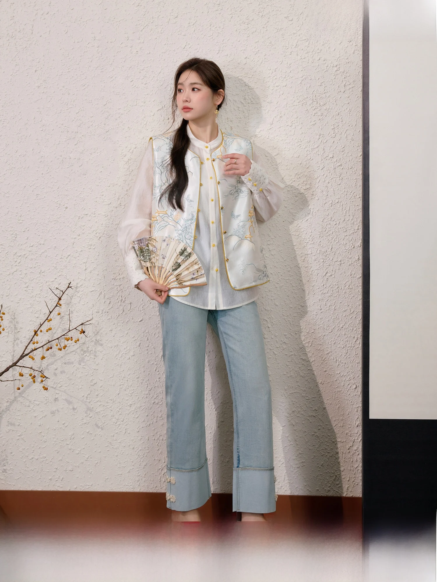 Синий комплект: новый женский китайский вышитый жилет большого размера и облегающие джинсы. Весенний новый комплект-двойка.
Синий комплект: новый женский китайский вышитый жилет большого размера и облегающие джинсы. Весенний новый комплект-двойка.