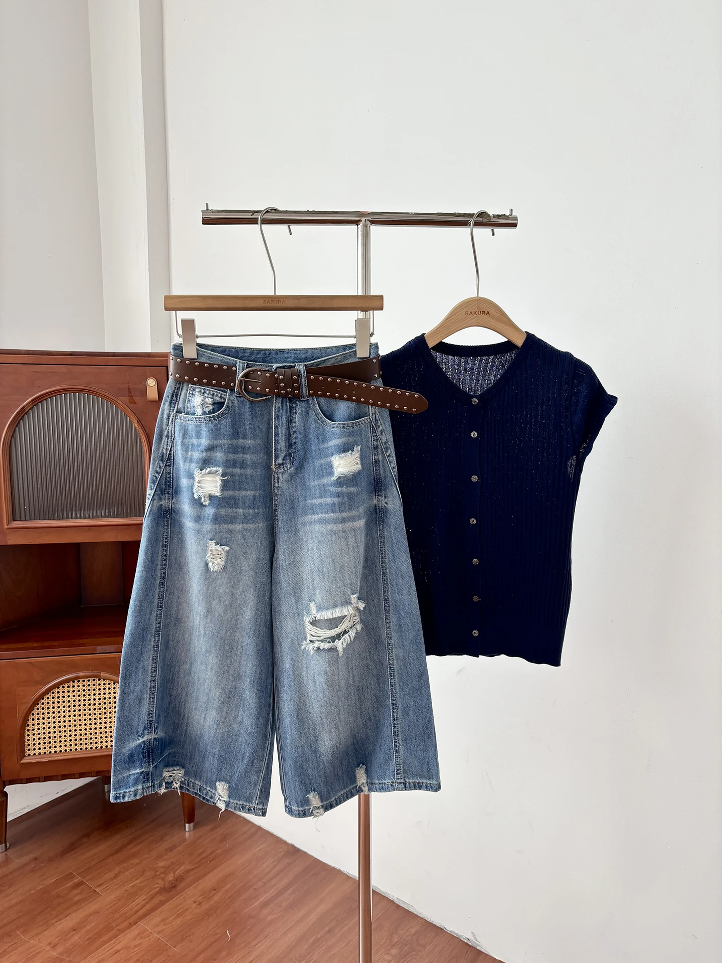 Summer New Women's Straight Leg Jeans Blue Loose Slimming Wide Leg Pants High Waist Tear Hole Design Casual Fashion Ladies' J...
Summer New Women's Straight Leg Jeans Blue Loose Slimming Wide Leg Pants High Waist Tear Hole Design Casual Fashion Ladies' J...