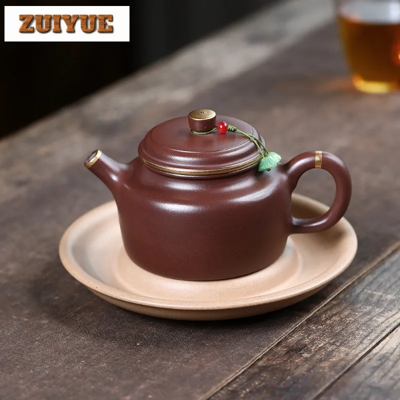 270ml Yixing Purple Clay Teapots Handmade Gold Drawing De Zhong Pot Raw Ore Purple Mud Tea Infuser Kettle With Infuser Zisha Tea
270ml Yixing Purple Clay Teapots Handmade Gold Drawing De Zhong Pot Raw Ore Purple Mud Tea Infuser Kettle With Infuser Zisha Tea