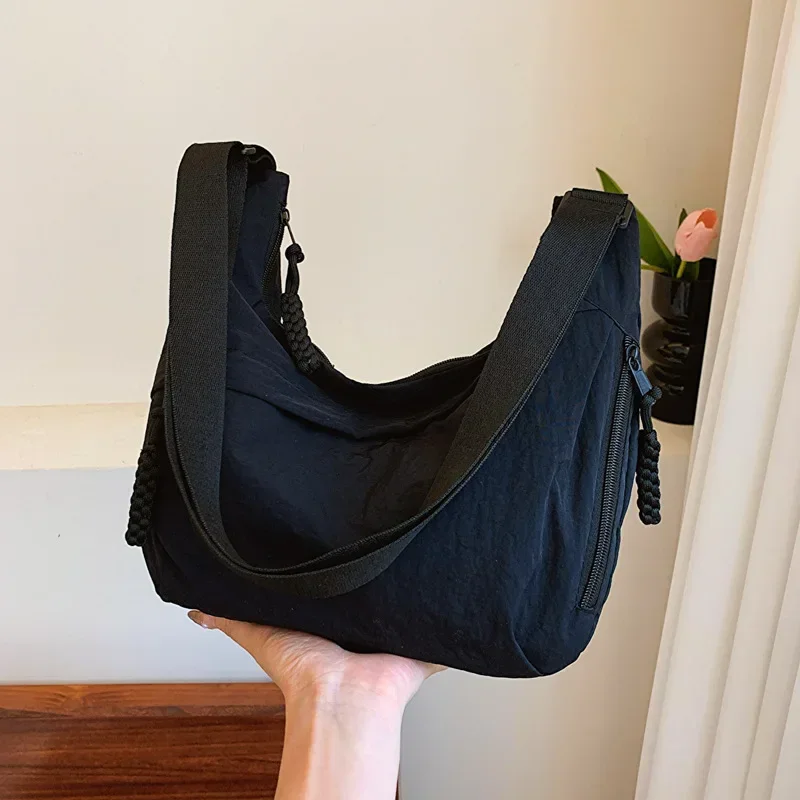 Fashionable and minimalist Korean version dumpling bag, popular this year, new high-quality shoulder bag, large capacity tote cr
Fashionable and minimalist Korean version dumpling bag, popular this year, new high-quality shoulder bag, large capacity tote cr