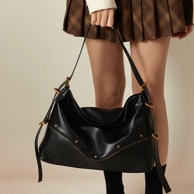 2024 High End Luxury Zipper and Rivets Messenger Bag Leisure Motorcycle Designer Bags Cool Girls Black Street Style Handbag
2024 High End Luxury Zipper and Rivets Messenger Bag Leisure Motorcycle Designer Bags Cool Girls Black Street Style Handbag