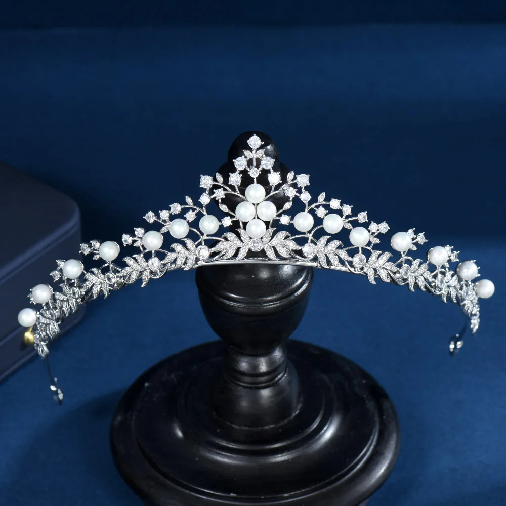 HIBRIDE European and American Crystal Crowns and Tiaras AAA Cubic Zirconia Headdress Bride Headband Wedding Accessories C-111
HIBRIDE European and American Crystal Crowns and Tiaras AAA Cubic Zirconia Headdress Bride Headband Wedding Accessories C-111