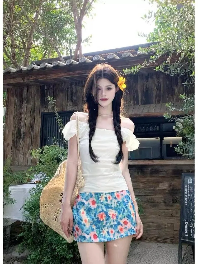 Summer Floral Halter Neck Midi Skirt Set Bright Vacation Style Bubble Sleeve Short Dress Two Piece Women's Fashion Ensemble
Summer Floral Halter Neck Midi Skirt Set Bright Vacation Style Bubble Sleeve Short Dress Two Piece Women's Fashion Ensemble