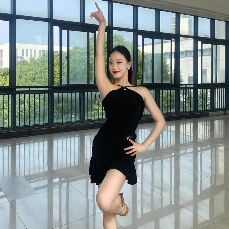 2026 New Latin Dance Competition Clothing For Women Strap Pleated Skirt Suit Samba Chacha Adult Female Latin Stage Wear XH4224
2026 New Latin Dance Competition Clothing For Women Strap Pleated Skirt Suit Samba Chacha Adult Female Latin Stage Wear XH4224