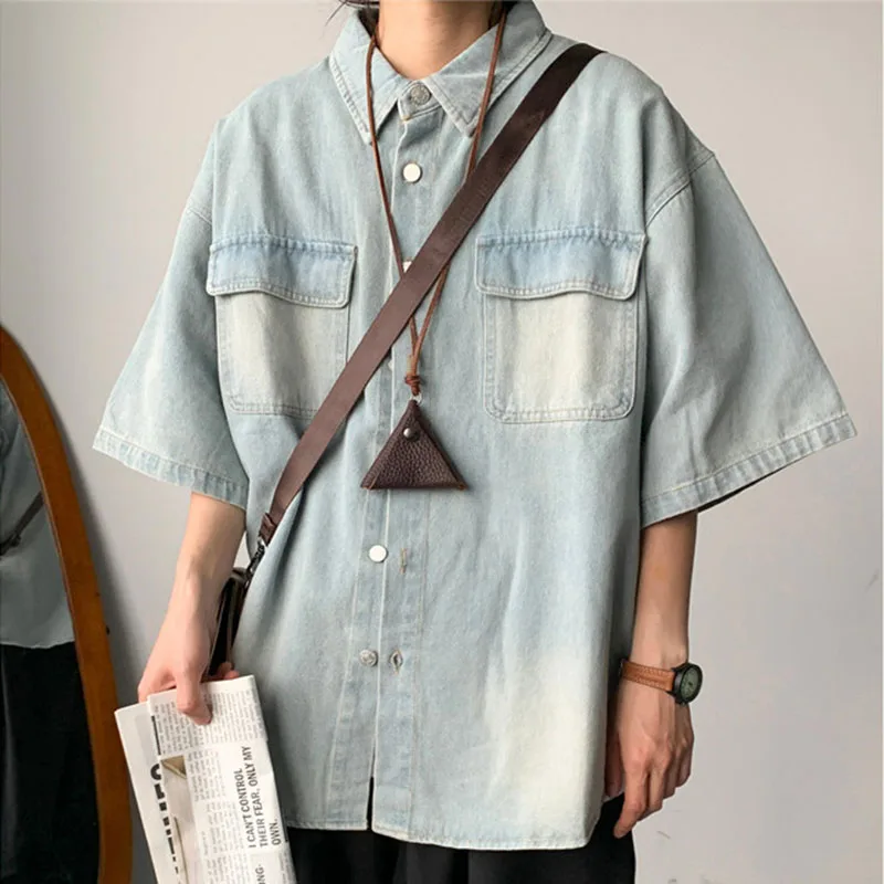 Мужская джинсовая рубашка с эффектом потертости, в американском стиле, повседневная, с карманами, с коротким рукавом, в стиле ретро, простая, свободная, мужская футболка
Мужская джинсовая рубашка с эффектом потертости, в американском стиле, повседневная, с карманами, с коротким рукавом, в стиле ретро, простая, свободная, мужская футболка