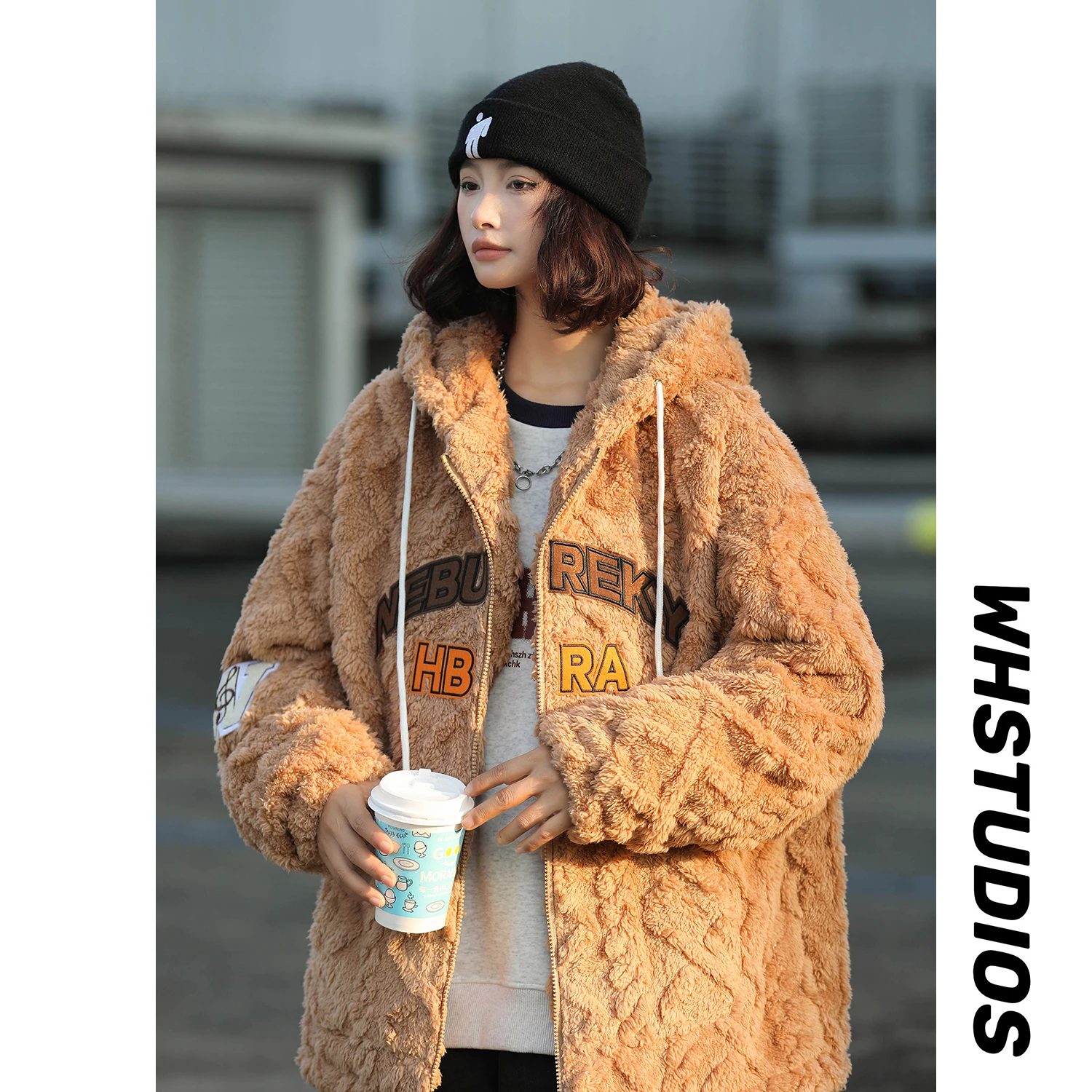 Мужская зимняя куртка из американского утолщенного меха ягненка, модная свободная куртка-пилот в стиле ретро на молнии с длинными рукавами для молодежи
Мужская зимняя куртка из американского утолщенного меха ягненка, модная свободная куртка-пилот в стиле ретро на молнии с длинными рукавами для молодежи