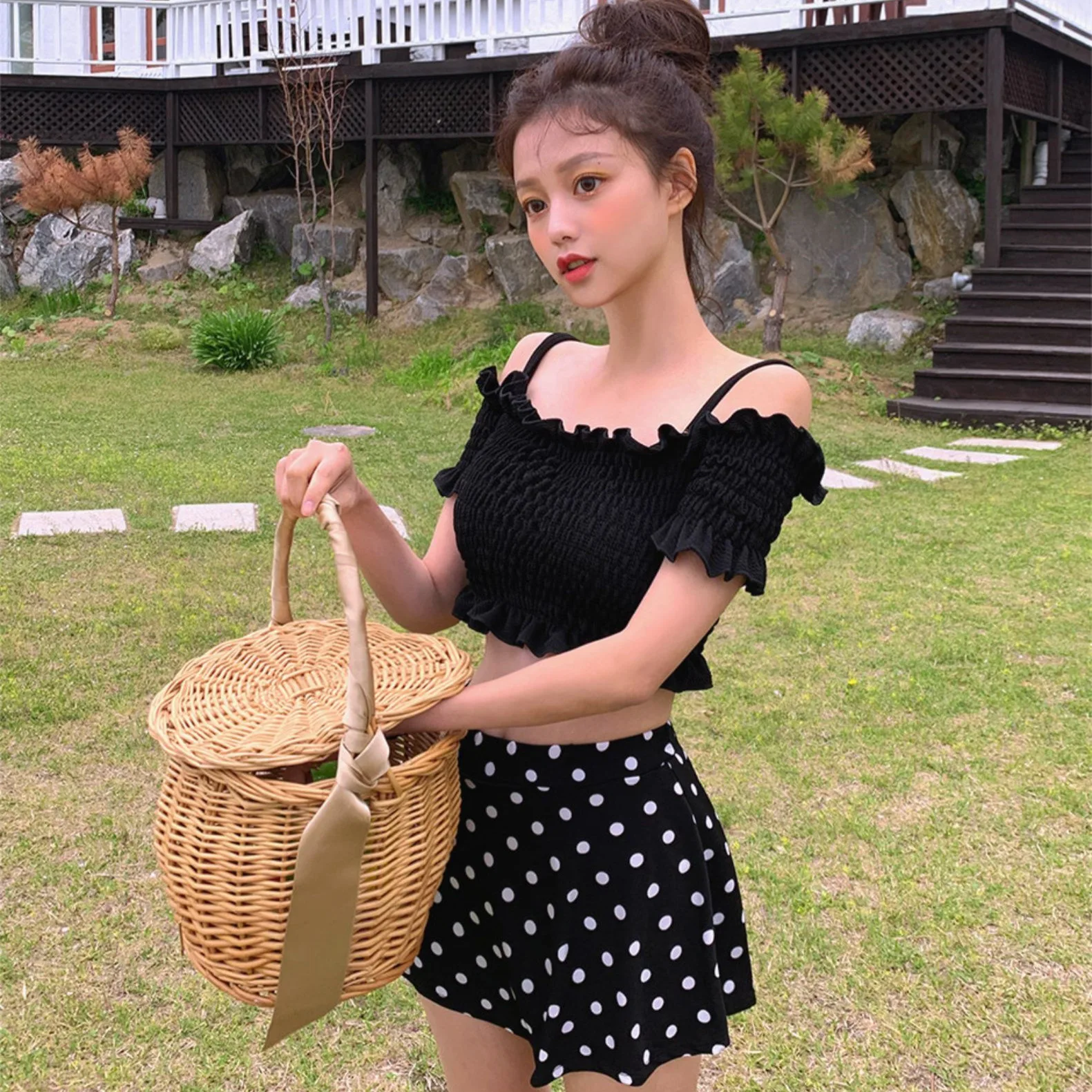 Black korean style polka dot bikini with small chest gathered to cover the belly and appear slim, split body hot spring
Black korean style polka dot bikini with small chest gathered to cover the belly and appear slim, split body hot spring
