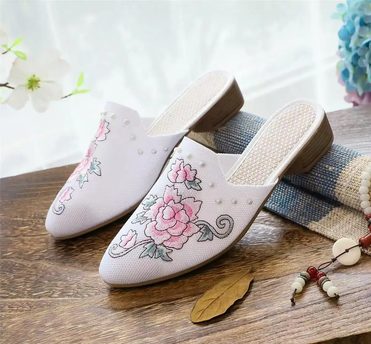 2024 New Women's Ethnic Style Low Heel Embroidered Slippers Soft Sole Non Slip Pointed Toe Comfortable Outdoor Slippers
2024 New Women's Ethnic Style Low Heel Embroidered Slippers Soft Sole Non Slip Pointed Toe Comfortable Outdoor Slippers
