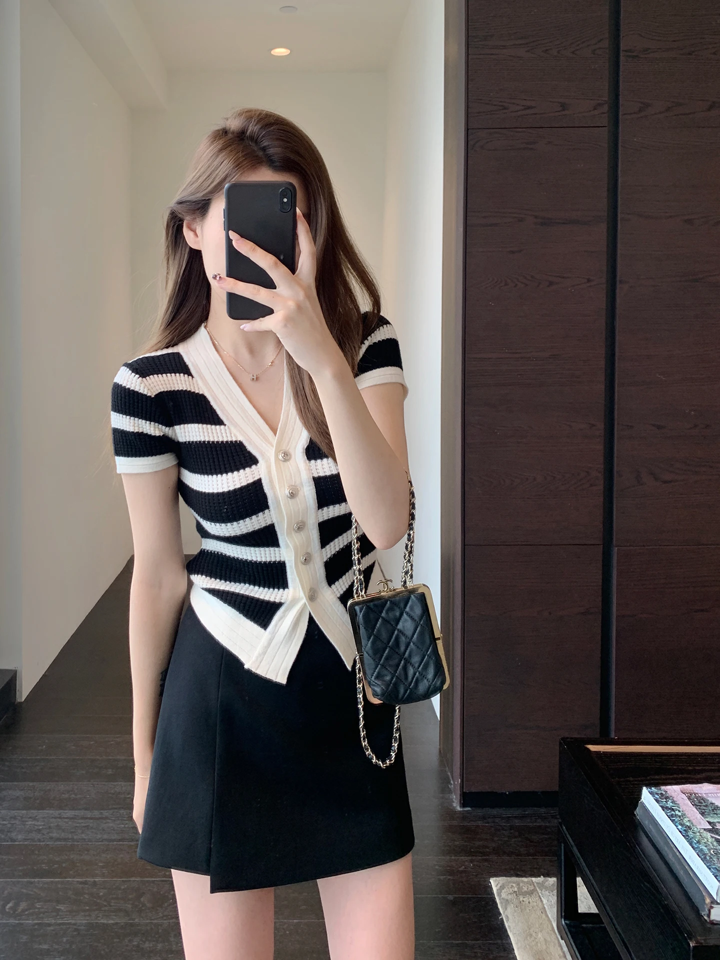 Elegant Stripe Knitted Short Sleeve Women's Top Slimming Waist Design Fashionable Casual Spring Summer New Arrival
Elegant Stripe Knitted Short Sleeve Women's Top Slimming Waist Design Fashionable Casual Spring Summer New Arrival